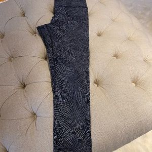 Lululemon aligns, size 4, 21”. Free spirit ice grey black.